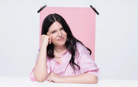 Caro Trippar sobre su diagnóstico de cáncer de mama: "Al principio tenía mucho miedo a morirme" Caro Trippar con fondo cartulina rosa