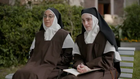 Lorena Vega y Carolina Kopelioff hablan de Cautiva, la serie basada en un caso real de abuso en un convento de monjas Dos monjas sentadas en un banco de un convento.