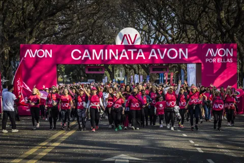 Caminata Avon 2026: más de 15.000 personas caminaron para concientizar sobre la salud mamaria Caminata Avon 2026