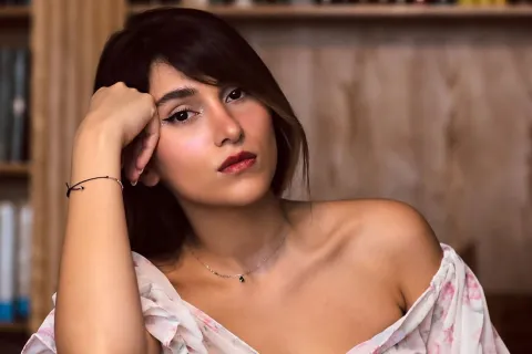 Quién es Parastoo Ahmadi la cantante iraní que fue condenada a 74 latigazos por dar un concierto sin velo Parastoo Ahmadi es una cantante iraní nacida en 1997