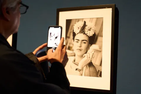 Un recorrido por Viva Frida: la complejidad de la artista mexicana en su cuerpo como obra Viva Frida