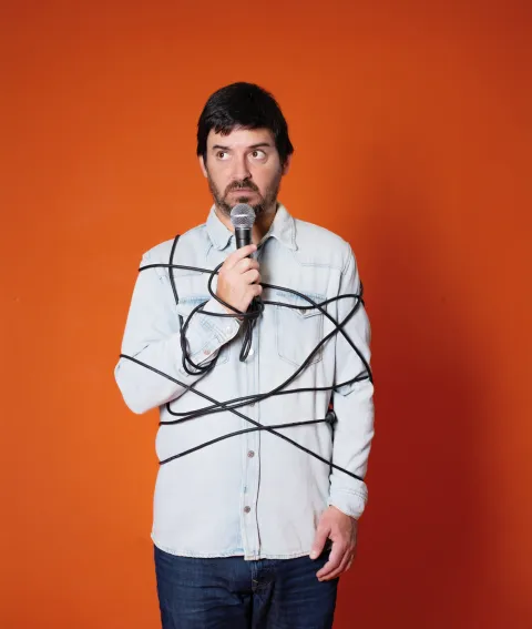 Mike Chouhy: "La gente es muy exigente con el humor" El humorista Mike Chouhy en producción con Ohlalá