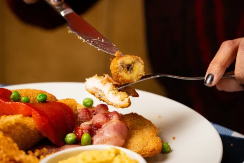 Suprema Maryland: la receta clásica con banana frita, crema de choclo y papas pay Suprema-Maryand