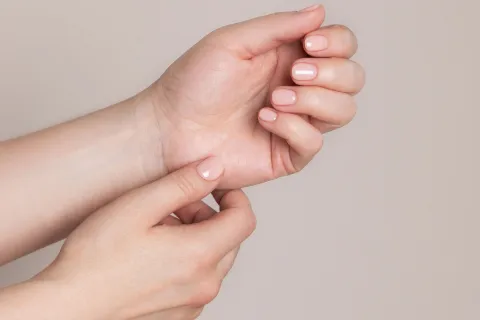 Diseño de uñas 2026: el color elegante que nunca falla Dos manos con un esmalte de color nude