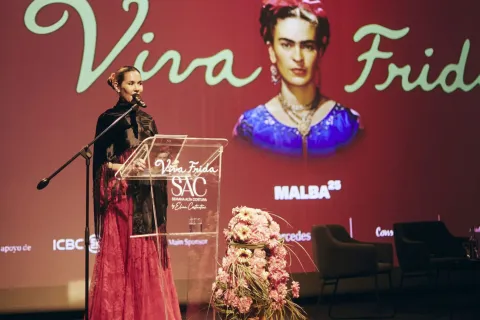 Semana de la Alta Costura 2026: los desfiles que llegan al Malba inspirados en Frida Kahlo Elina Constantini hablando en publico
