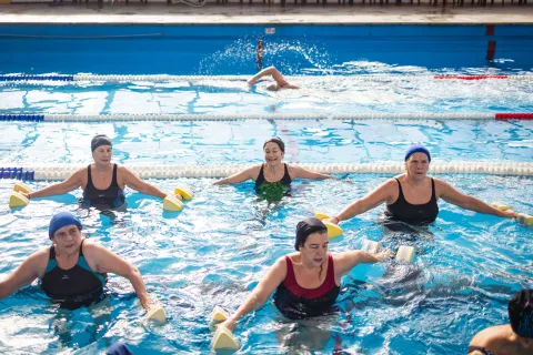 Aquagym: por qué los entrenadores lo recomiendan especialmente para rodillas y circulación acquagym en CABA