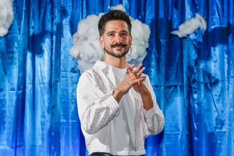 La dolorosa confesión de Camilo y su infancia: “Detrás de las llamadas noches de camping había una razón más compleja” Foto retrato de Camilo