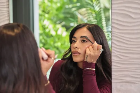 Cejas perfectas y naturales: este es el truco de Antonela Roccuzzo para mantenerlas firmes y tupidas Antonela Roccuzzo maquillándose las cejas