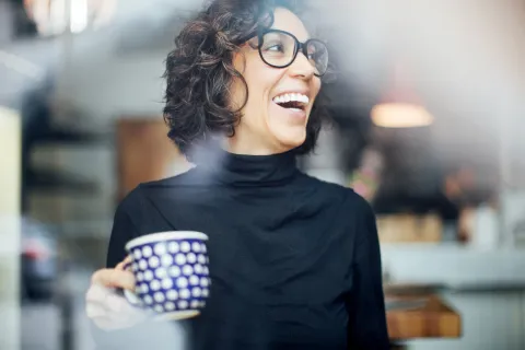 Menopausia: qué le pasa a la boca cuando bajan los estrógenos mujer sonrie menopausia