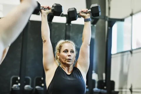 Ejercicio para +50: qué recomiendan los entrenadores para ganar fuerza sin lastimar rodillas ni espalda mujer de 50 años entrena con fuerza