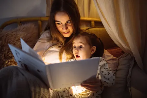 madre lee cuento a los chicos antes de dormir