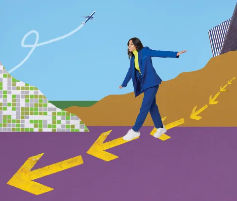 Una mujer caminando por una flecha hacia el futuro