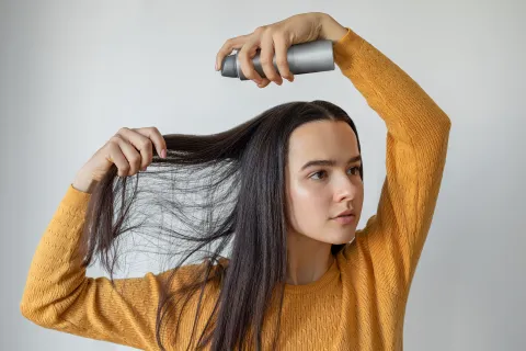 Shampoo en seco: cómo y cuándo usarlo para que realmente funcione, según expertos Shampoo en seco: cómo y cuándo usarlo para que realmente funcione, según expertos