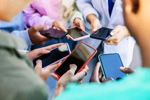Qué es el ROMO, el concepto que se opone al FOMO y propone algo inesperado adolescentes con redes sociales