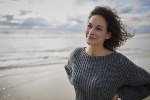 Longevidad: los hábitos cotidianos de las personas que envejecen mejor, según la ciencia mujer en la playa feliz