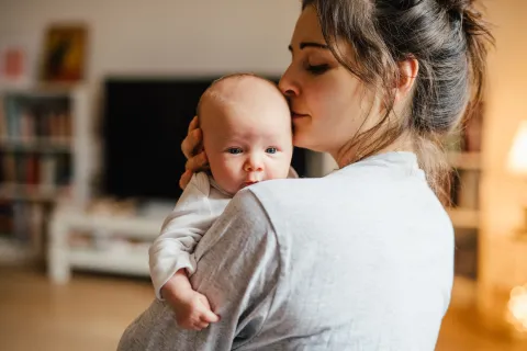 “No lo estás malcriando”: por qué el apego es clave para el desarrollo de los bebés según expertas mamá con bebe en brazos