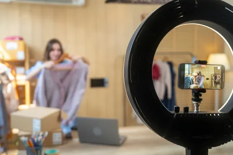 La caída de los influencers: ¿y si esa vida que queríamos nunca fue del todo nuestra? influencer mostrando ropa