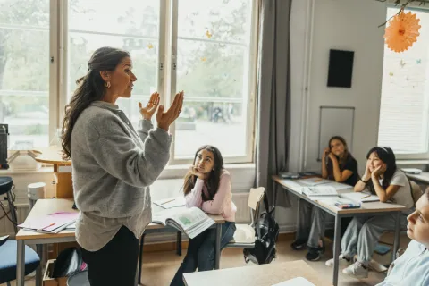 profesora enseña en el aula