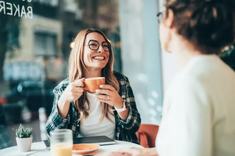 El tercer lugar: por qué necesitamos volver a tener un espacio que no sea ni nuestra casa ni nuestro trabajo dos mujeres en un cafe