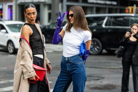 Dos mujeres con street style posando en la Semana de la Moda en las calles de Nueva York