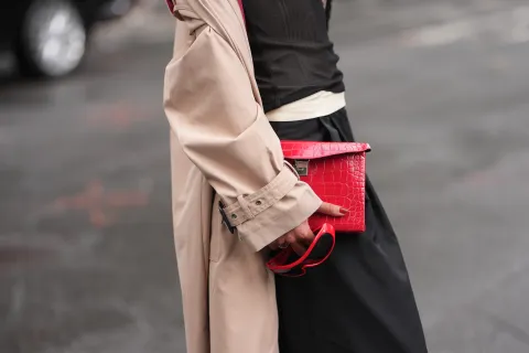 Carteras de colores: esta es la tendencia de Nueva York Fashion Week que llega a la Argentina Bolsos tendencia de colores en el Street style en nueva york fashion week