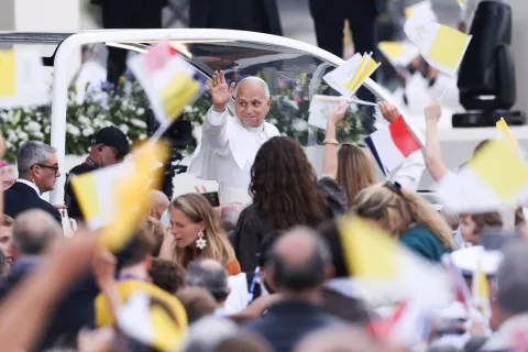 Visita del Papa en Argentina: así quedó el cronograma de feriados confirmados para noviembre Papa León XIV en el papa móvil.