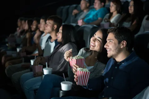 Cine a 5 mil pesos: se viene la semana ideal para volver a las salas y desconectarte del streaming Una pareja mirando una película abrazado en el cine