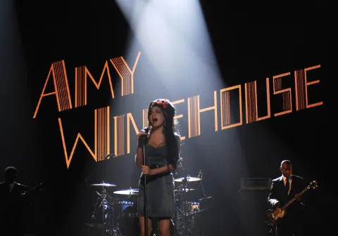 Amy Winehouse: por qué su estilo sigue siendo tan copiado (y tan imposible de igualar) Amy Whinehouseen uno de sus shows