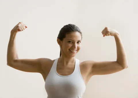 Qué pasa con la masa muscular cuando parás de entrenar: cuánto tarda en perderse y cómo recuperarla mujer muestra sus musculos