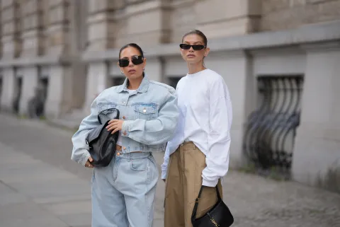 Jean cropped: la tendencia europea que llega esta primavera y dónde podés conseguirlo Dos mujeres en fashion week con looks en colores neutros