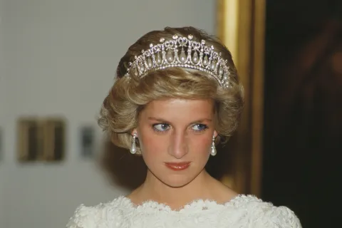 Cuál es el icónico labial que Lady Di usaba en los noventa y dónde podés conseguirlo en Argentina Lady Di con un a corona