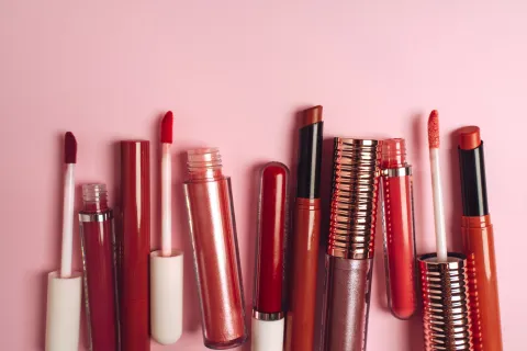 Gloss, lip liner y labial satinado: las nuevas tendencias para los labios en la primavera 2026 Labiales, lip liner y gloss las tendencias de 2026