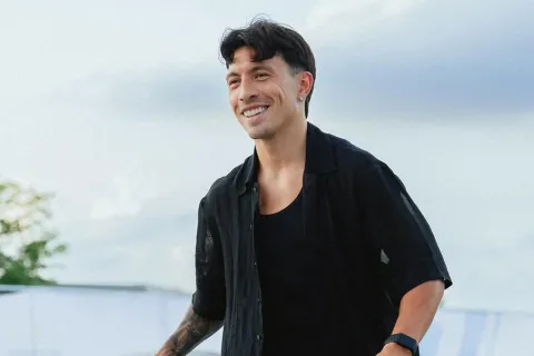 Así es la cápsula de ropa de Licha Martínez: ¿cuánto cuesta y dónde conseguirla? Lisandro Martinez posando con camisa negra