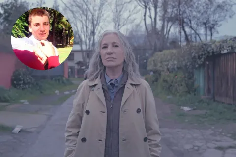 Mis muertos tristes: el caso real que inspiró el cuento de Mariana Enríquez y ahora llega a Netflix Una mujer con un trench en el medio de una calle.