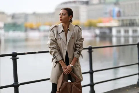 Looks de oficina: cómo lograr outfits de transición con prendas que seguro tenés en tu placard Una mujer con un trench color beige
