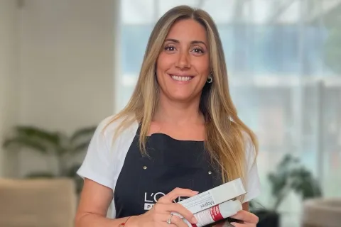 Teñirse el pelo: cuándo conviene ir a la peluquería y cuándo hacerlo en casa, según una experta Teñirse el pelo: cuándo conviene ir a la peluquería y cuándo hacerlo en casa, según una experta