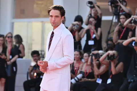 La película de Robert Pattinson que combina acción y suspenso y se puede ver en Prime Video Robert Pattison en la red carpet