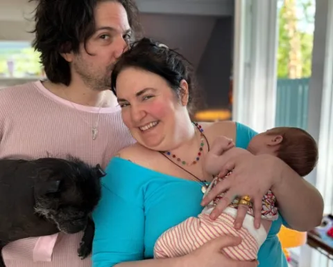 Gestación subrogada: cuando los estados dejan un vacío legal y las mujeres quedan solas Lena Dunhan con su esposo y su bebé
