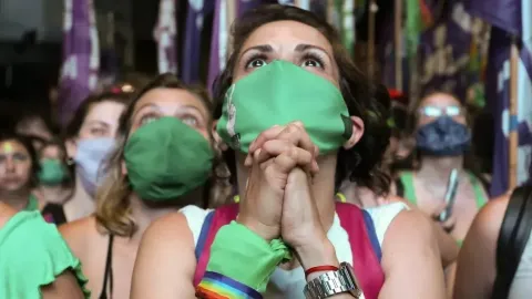 Aborto legal en Argentina: las muertes maternas por aborto se redujeron a la mitad desde la sanción de la ley mujeres esperan la aprobacion del aborto legal en argentina