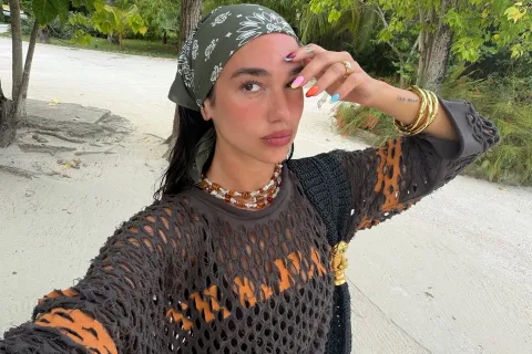 Dua Lipa adelanta las 5 tendencias del verano en sus paradisíacas vacaciones Dua Lipa se sumó a la tradición estadounidense de celebrar el Labor Day con una escapada a la playa junto a amigas