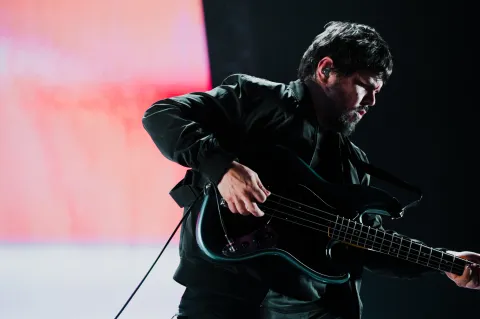 La noche eterna de Él Mató: pogo, un guiño a Messi y canciones que ya son himnos santiago Motorizado tocando una guitarra