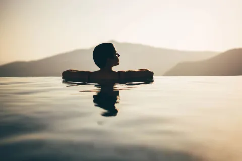 ¿Qué es una glowcation? El nuevo viaje que combina vacaciones, belleza y tratamientos Una mujer en el jacuzzo de un Spa