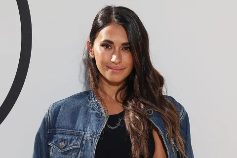 Las 3 camperas que usa Antonela Roccuzzo y son ideales para octubre: dónde conseguirlas en Argentina Antonela Roccuzo en un desfile de LV con una campera de jean y un vestido negro