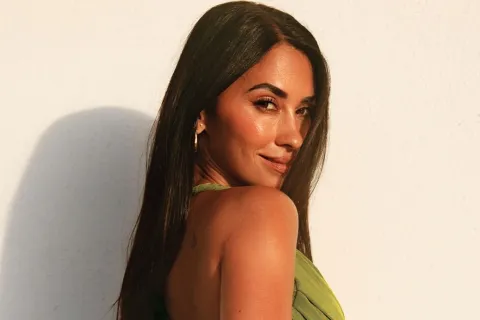 Antonela Roccuzzo con un vestido verde color oliva