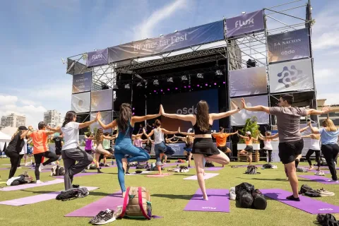 Bienestar Fest: así será el stand de OHLALÁ Beauty by Skinko con experiencias de skincare, pelo y maquillaje Mujeres en una clase de yoga en BIENESTAR FEST 2025