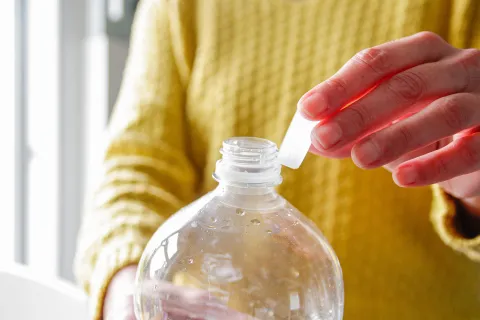Botellas de plástico y una mano