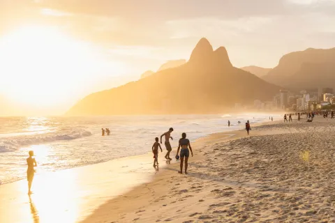Brasil low cost: los destinos de playa que los argentinos miran para enero y cuánto cuesta viajar Copacabana en un amanecer con gente en la playa