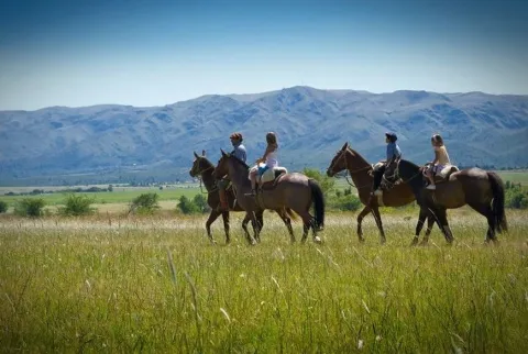 Pueblos de Córdoba que parecen europeos: la guía de destinos serranos para una escapada cabalgata en la cumbre cordoba