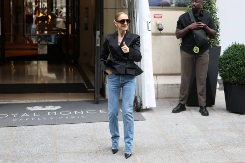 Celine Dion en la puerta de su hotel en Paris