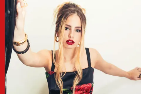 Charo Calamaro, la hija de Julieta Cardinali y Andrés Calamaro, habló con ¡HOLA! Argentina sobre su presente y sus sueños charo Calamaro en la portada de revista hola con vestido de flores